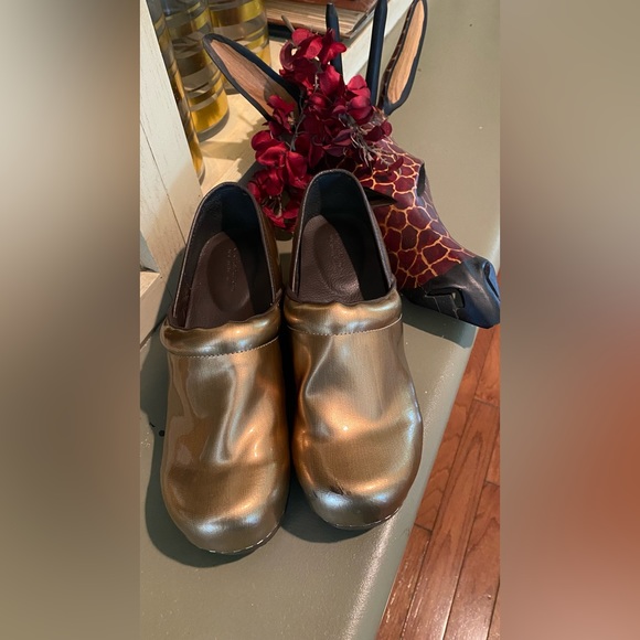 Croft & Barrow Metallic Gold Leather Crocs 8 - Picture 2 of 2